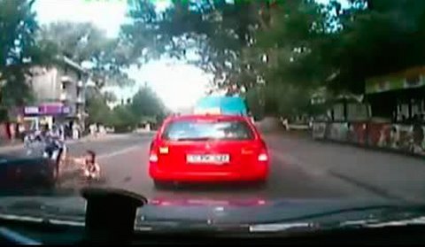Người cha và 2 đứa trẻ bất cẩn để xe đâm