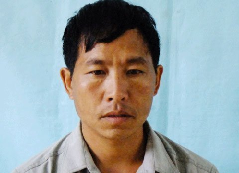 Xỏ mũi, dẫn vợ đi khắp nơi làm nhục