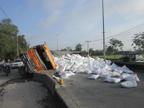 Xe lật, hàng tấn bột mì phủ trắng quốc lộ