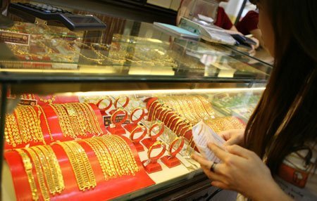 Vàng vọt lên trên 42 triệu, USD sụt giá