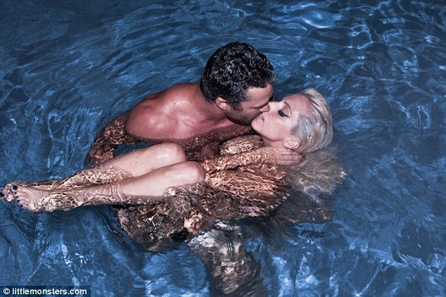 Lady Gaga khoe ảnh nude với bạn trai dưới nước