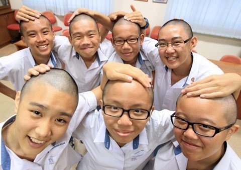 Trường học cho phép nữ sinh cạo đầu làm từ thiện