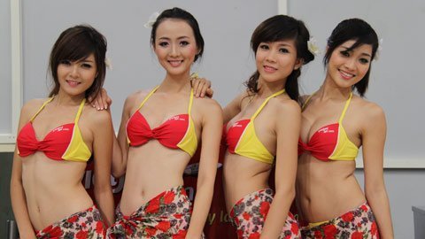 Mặc “mát mẻ” trên máy bay thì sao?