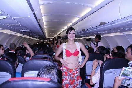 Lộ clip các hotgirl mặc bikini nhảy trên máy bay