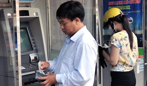 Ngân hàng 'đá' nhau, chủ thẻ ATM chịu thiệt