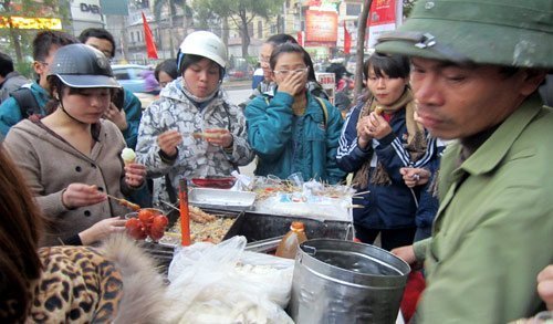 Kéo cả nhà ra vỉa hè Hà Nội mưu sinh