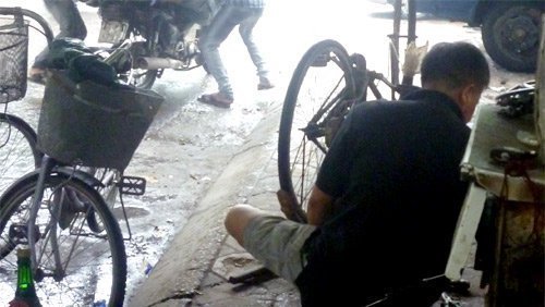 Cửu vạn, thợ sửa xe sống khoẻ nhờ trời mưa