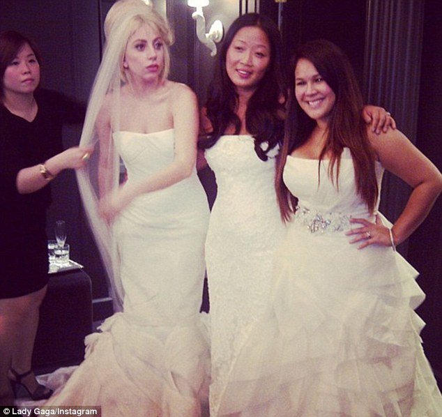 Lộ ảnh Lady Gaga mặc váy cưới