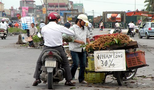 Buôn 'có bạn' ở vỉa hè: Kiếm cả trăm triệu
