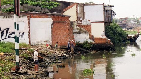 Báo động triều cường, dự án chống sạt lở trùm mền