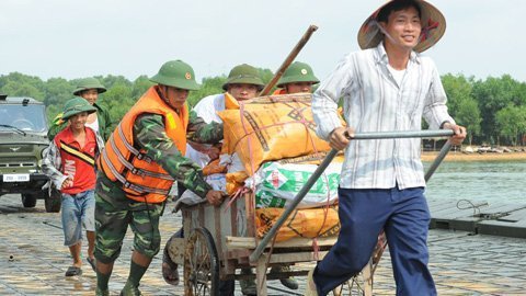 Cận cảnh quân đội diễn tập cứu hộ, cứu nạn