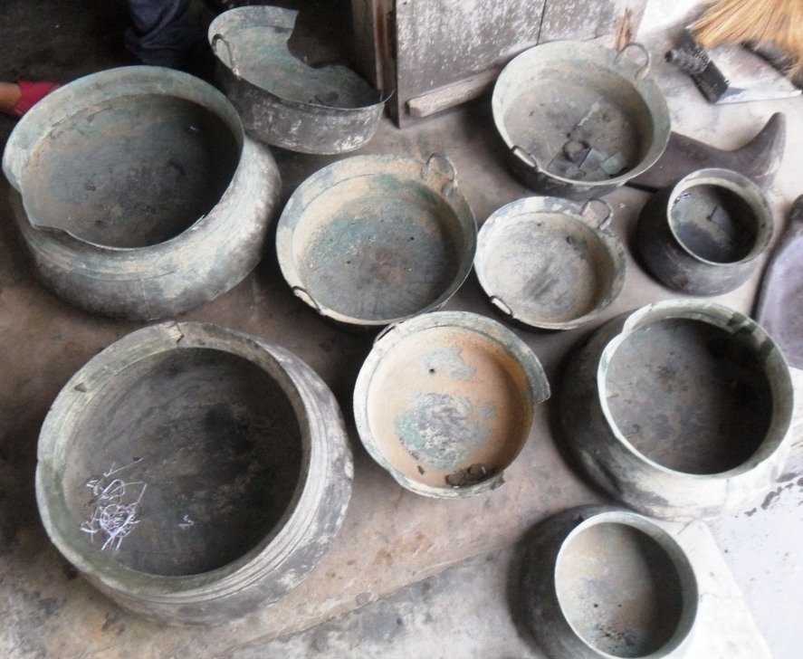 Đào được 10 chiếc nồi đồng quý giữa ruộng
