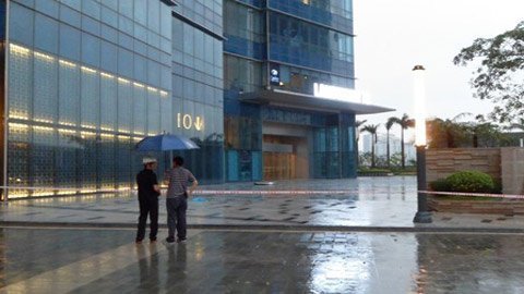 Gió 'thổi' bay kính tầng 22 tòa nhà Keangnam
