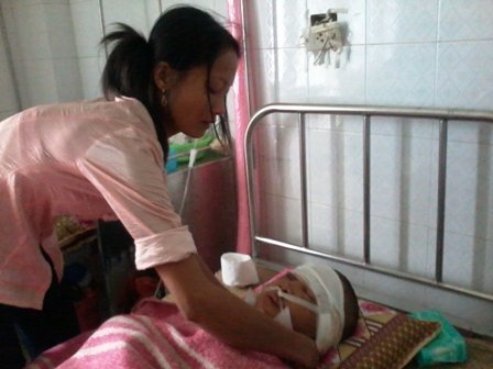 Mẹ, em trai bị đánh chết, nữ sinh nguy kịch trên giường bệnh