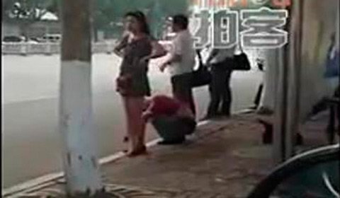 Ông già nhìn trộm nội y cô gái