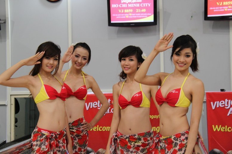Nóng trong tuần: Diện bikini lên máy bay