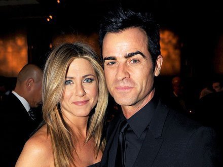 Jennifer Aniston đính hôn với người tình kém tuổi