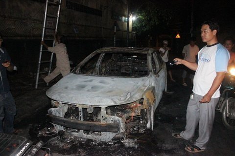 Xe du lịch cháy dữ dội giữa phố