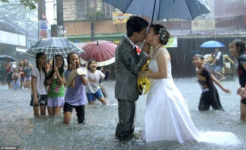 Cặp đôi ung dung cưới trong mưa lũ Philippines
