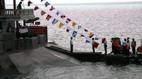 TQ yêu sách biển bằng chính trị và tàu thuyền
