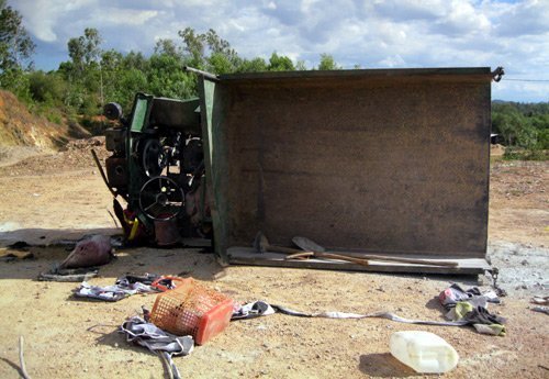 Đi đưa tang cha, con tử nạn