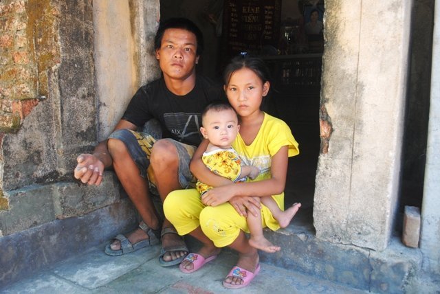 Côi cút 3 đứa trẻ mồ côi mẹ, cha tâm thần