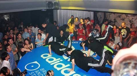 Vũ điệu Breathe and Stop đốt cháy 1000 hot teen Việt