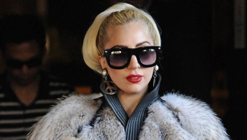 Lady Gaga mặc áo lông thú giữa trời nóng như đổ mỡ