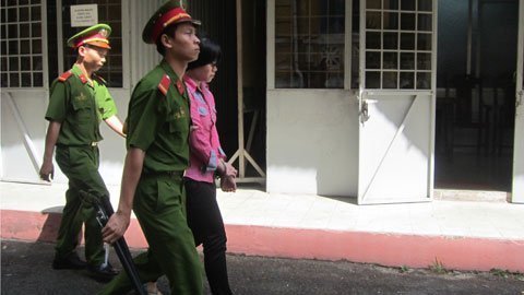 Thiếu nữ lớp 9 dạt nhà đi cướp