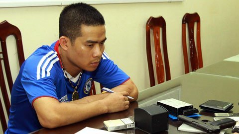 Phát hiện xe Mercedes 'găm’ theo súng đạn