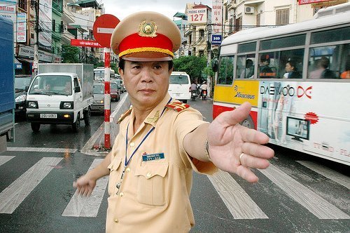 Clip rượt đuổi tên cướp nã đạn vào cảnh sát