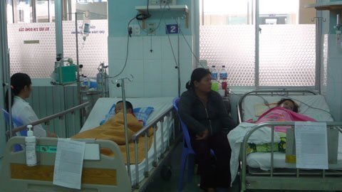 Sốt xuất huyết tăng đột biến, ngành y “căng sức” đối phó