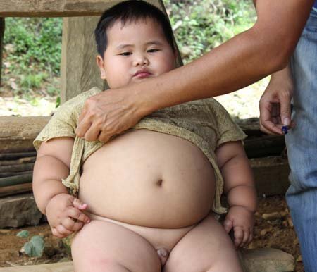 Bé trai khổng lồ, lớn như Thánh Gióng ở Hòa Bình