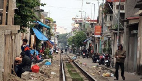 Clip: Những pha liều mình khó tin trước mũi tàu