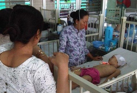 Ngã ban công trường học, bé 6 tuổi nứt sọ