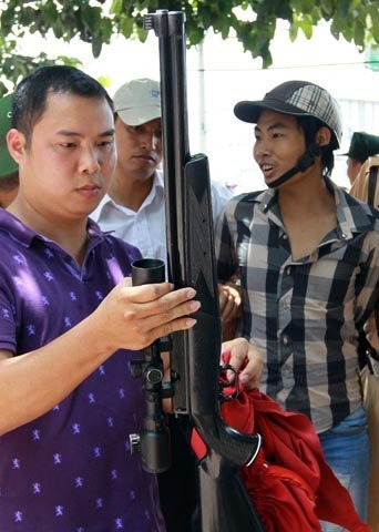 Bắt quả tang đối tượng mang súng đi bán