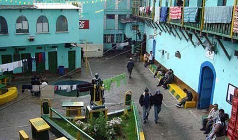 Tham quan nhà tù không lính gác