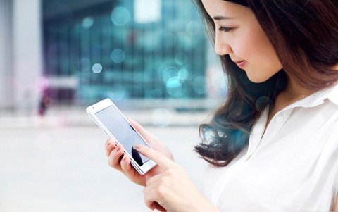 Thiếu nữ xinh hút hồn bên smartphone