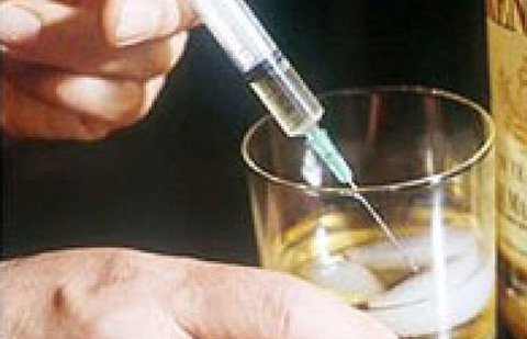 Người tình của mẹ chuốc thuốc mê hãm hiếp con