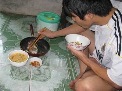 Sinh viên lại quay cuồng với bão giá