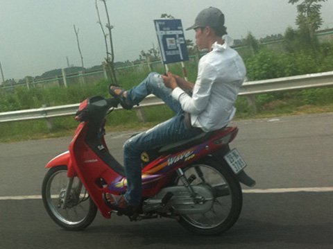Khó hiểu “nam thanh nữ tú” lái xe bằng chân