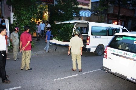 Xác cô gái lõa thể trong khách sạn