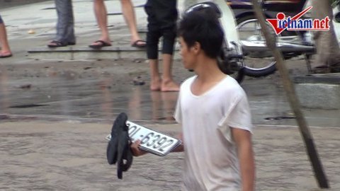 Đi mò biển số ôtô ngày Hà Nội ngập