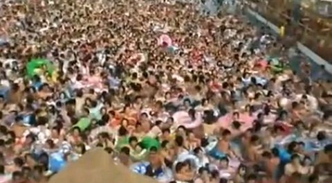 Chết khiếp cảnh bể bơi đông như kiến