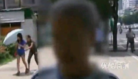 Móc túi cô gái ngay trước camera