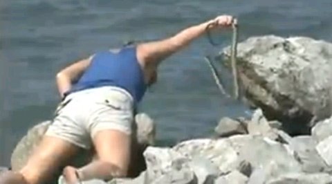 Cô gái dùng tay trần bắt rắn