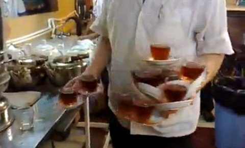 Người đàn ông pha trà siêu hạng