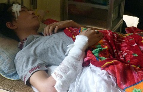 Côn đồ bịt mặt chém người xối xả trong quán trà đá