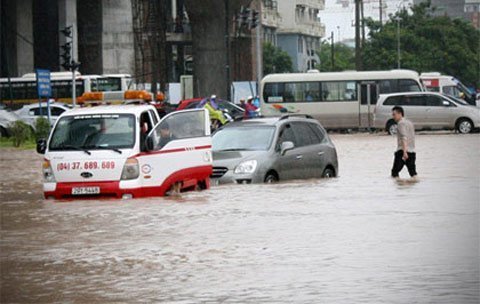 Làm thế nào lái xe an toàn trong trời mưa bão?