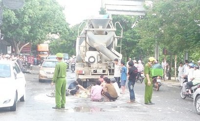 Hà Nội: Xe bồn tông xe đạp, thiếu nữ chết thảm